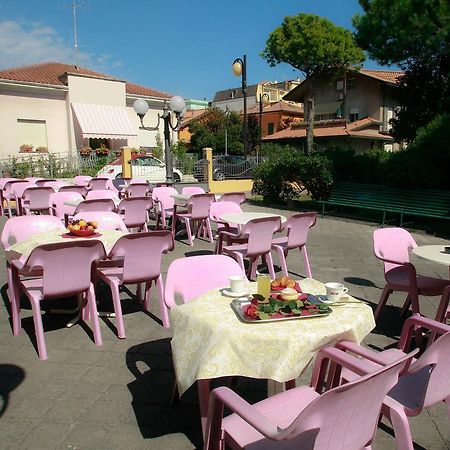 Hotel Adriatico Bellaria – Igea Marina Kültér fotó