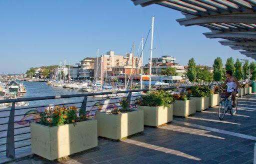 Hotel Adriatico Bellaria – Igea Marina Kültér fotó