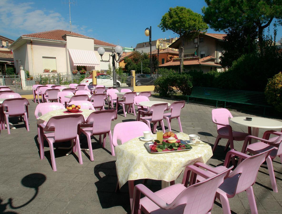 Hotel Adriatico Bellaria – Igea Marina Kültér fotó